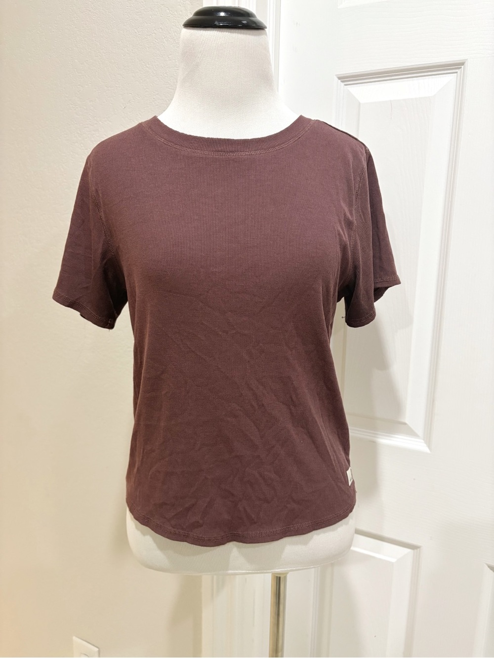 Vuori Women's Pose Fitted Ribbed Short Sleeve Tee - Burgundy Plum Brown Medium